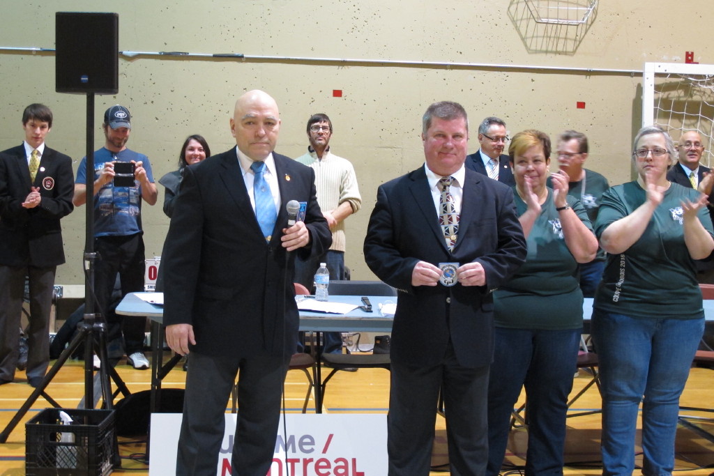 sensei Claude reçoit son écusson d'arbitre Confédéral de M. Donald Ferland